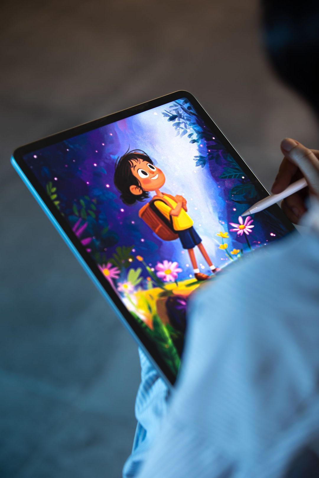 Illustrateur créant un personnage coloré sur tablette