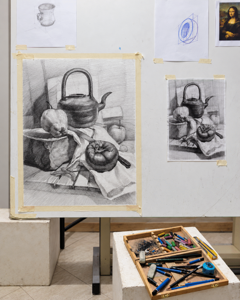 Études de dessin académique et matériel utilisés pendant un cours pour adultes