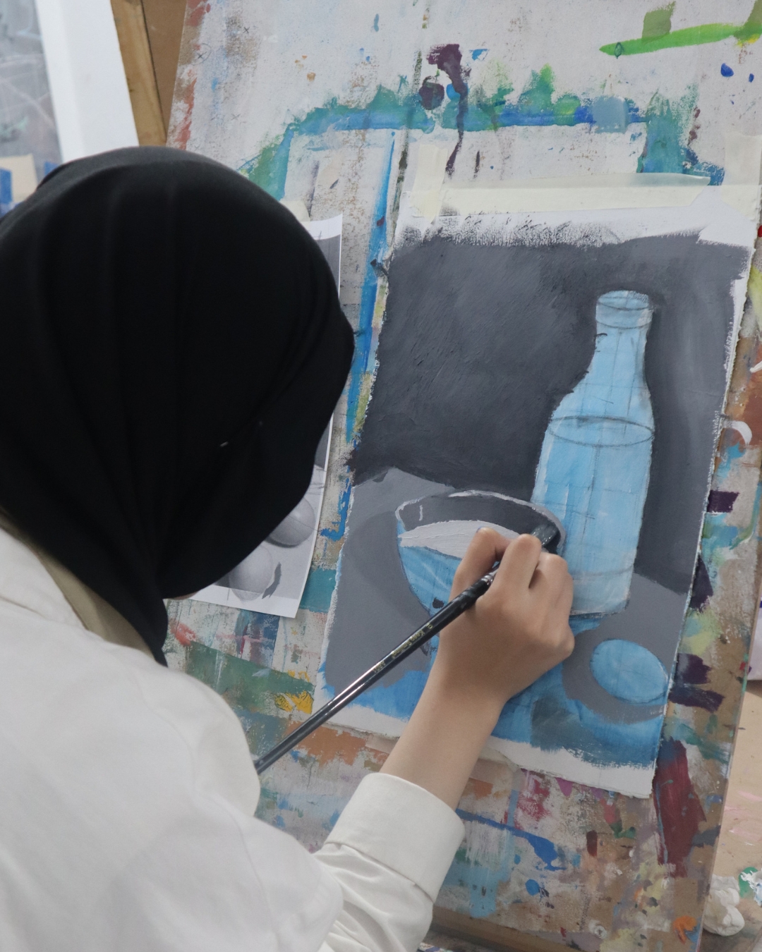 Élève travaillant une nature morte en peinture à ART PLUS Marrakech