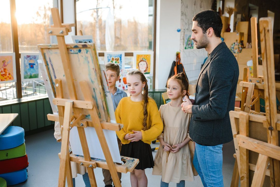 Jeunes élèves suivant un cours de dessin et de peinture
