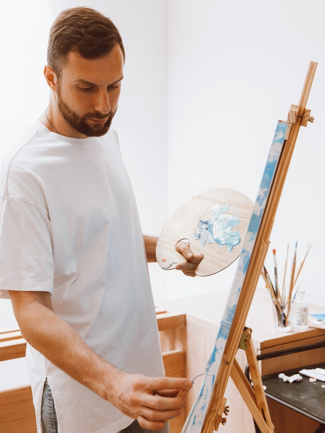 Artiste adulte travaillant la peinture sur chevalet