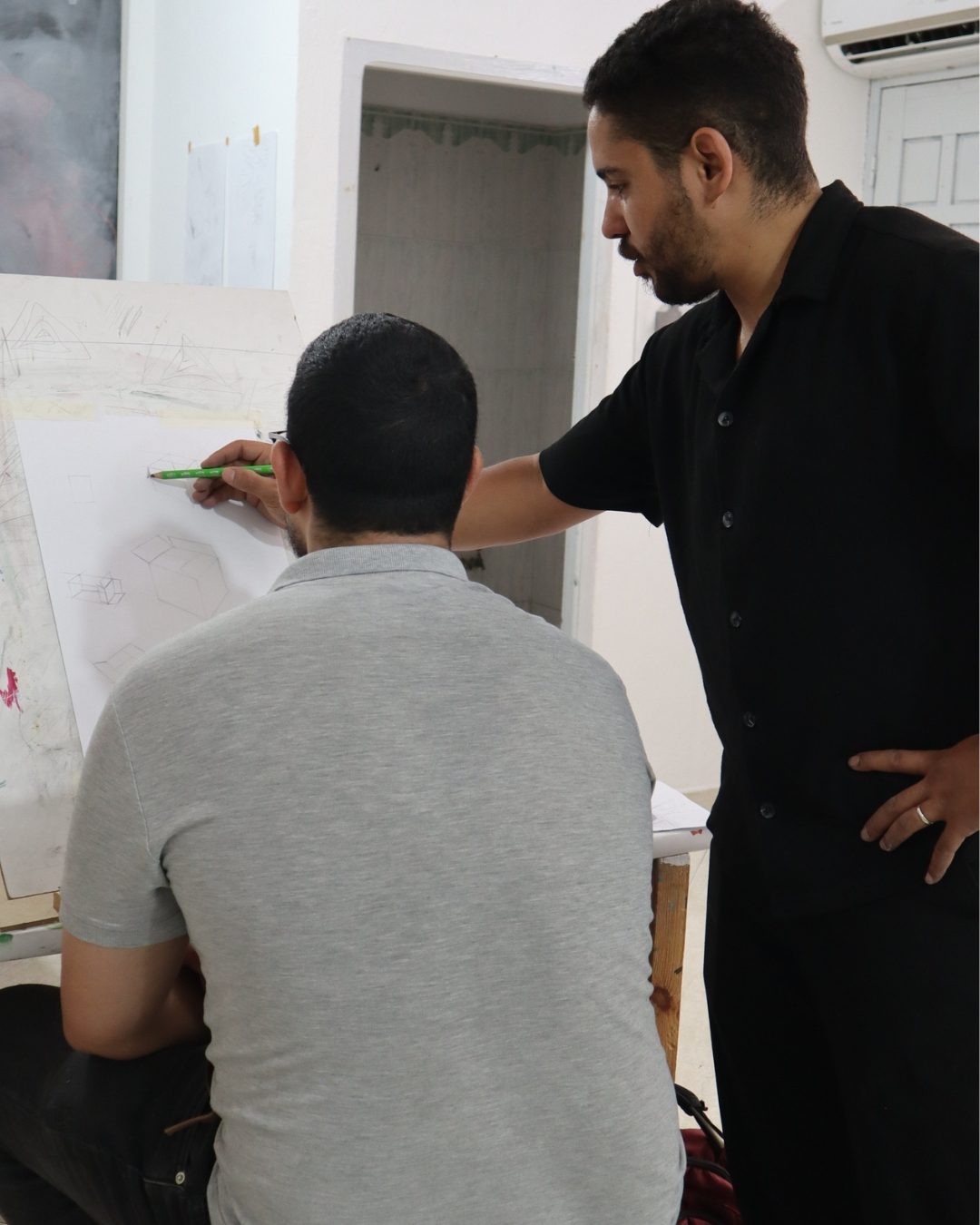Formateur ART PLUS guidant un participant pendant un exercice